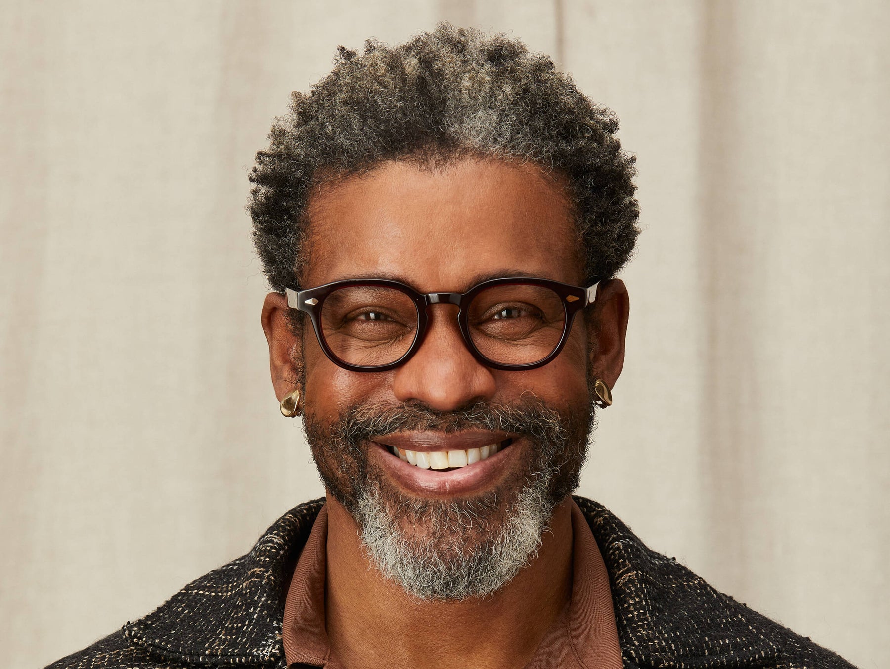 Model is wearing The LEMTOSH in size 49 in Burgundy Model is wearing The LEMTOSH in size 49 in Burgundy