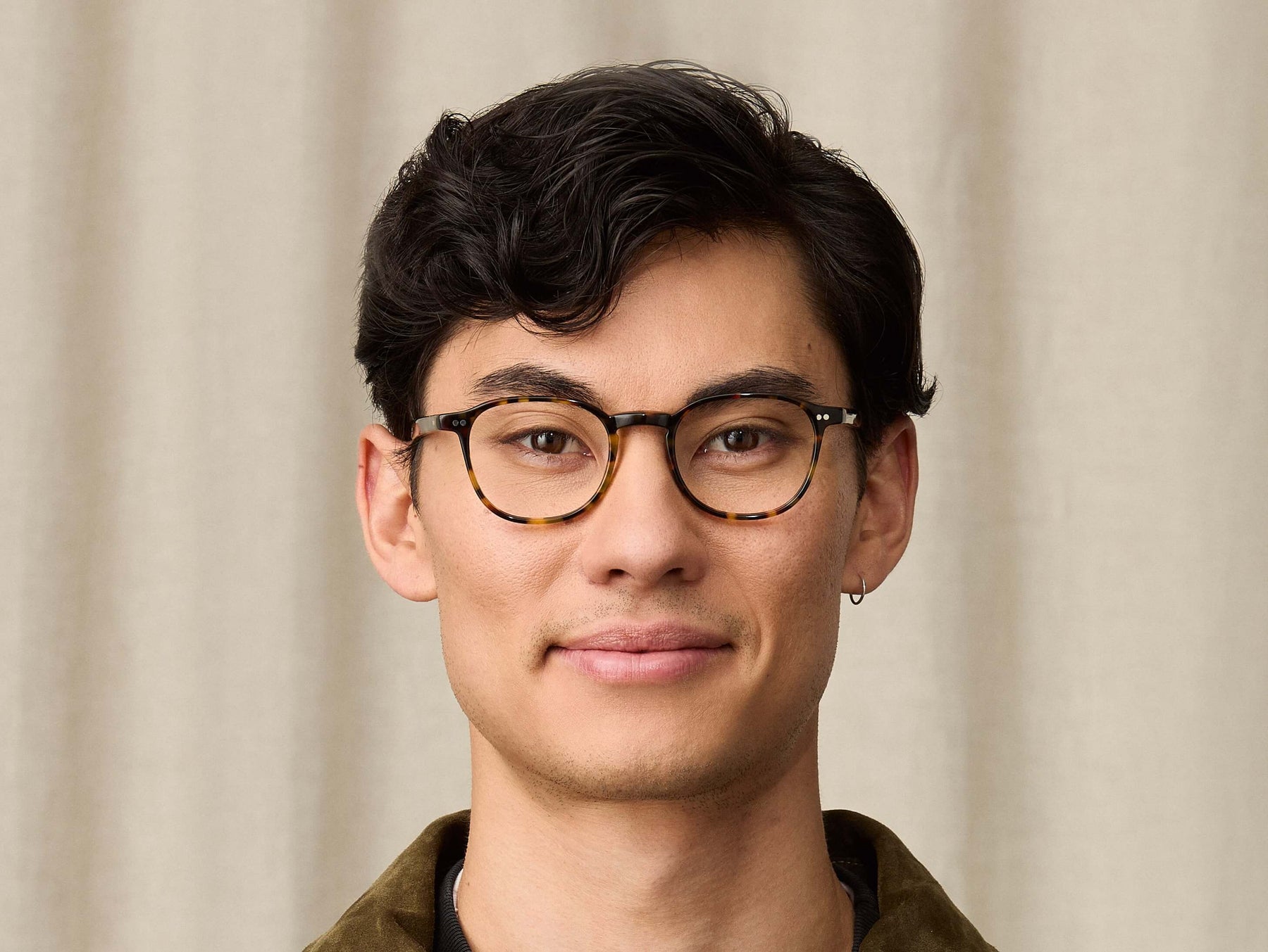 Model is wearing The ARTHUR in size 48 in Tortoise Model is wearing The ARTHUR in size 48 in Tortoise