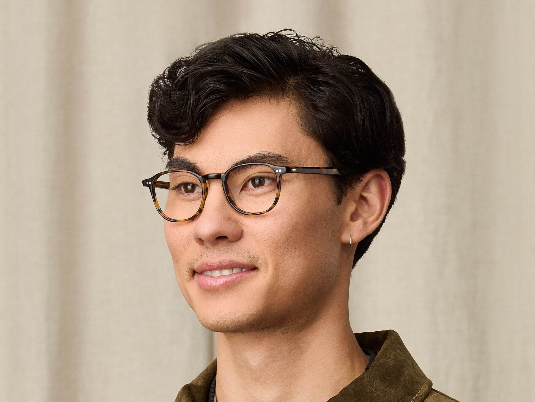 Model is wearing The ARTHUR in size 48 in Tortoise Model is wearing The ARTHUR in size 48 in Tortoise