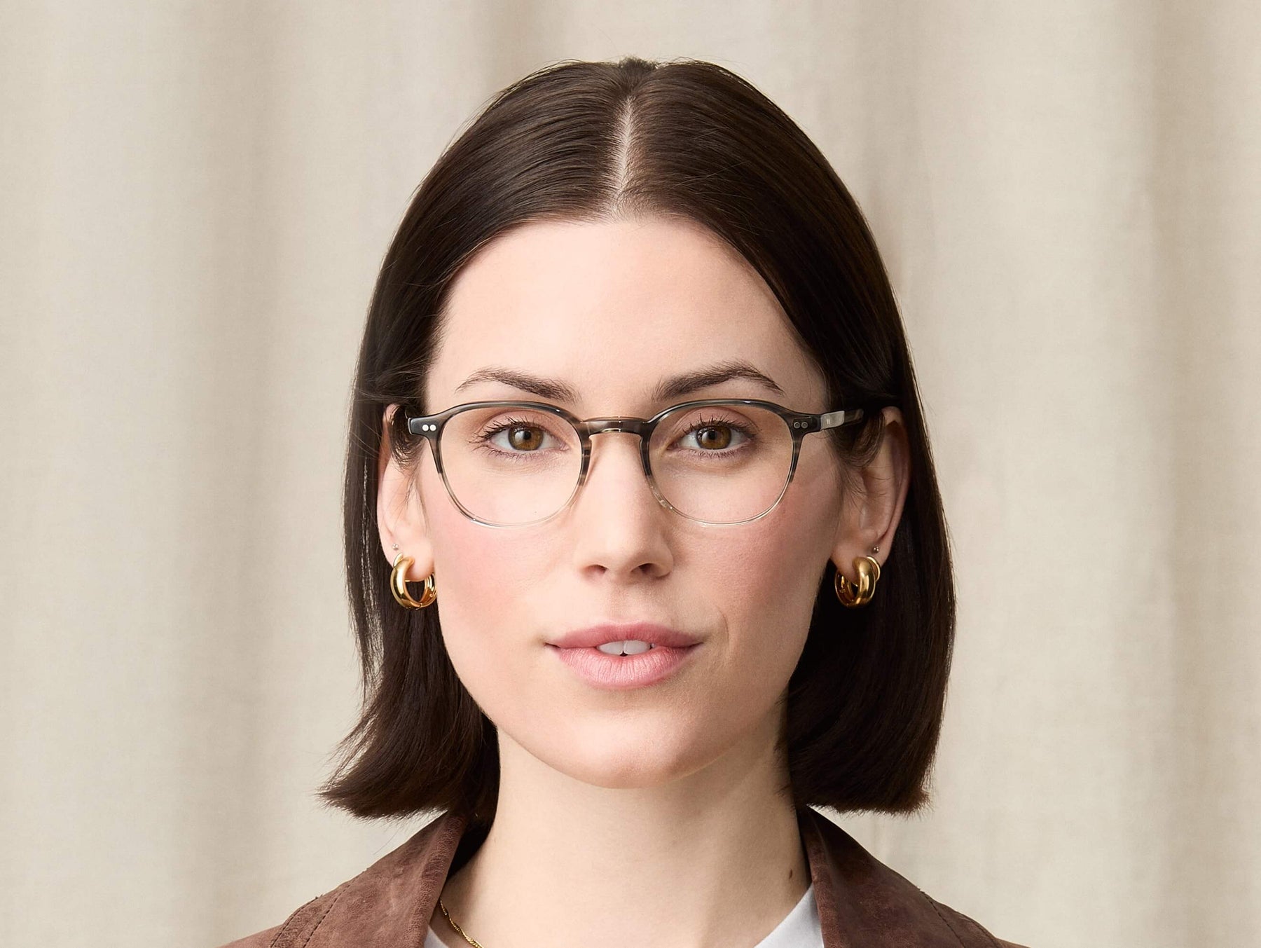 Model is wearing The ARTHUR in size 48 in Charcoal Model is wearing The ARTHUR in size 48 in Charcoal