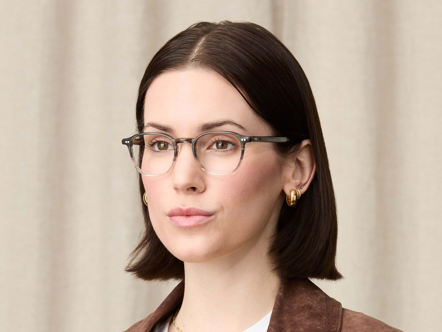 Model is wearing The ARTHUR in size 48 in Charcoal Model is wearing The ARTHUR in size 48 in Charcoal