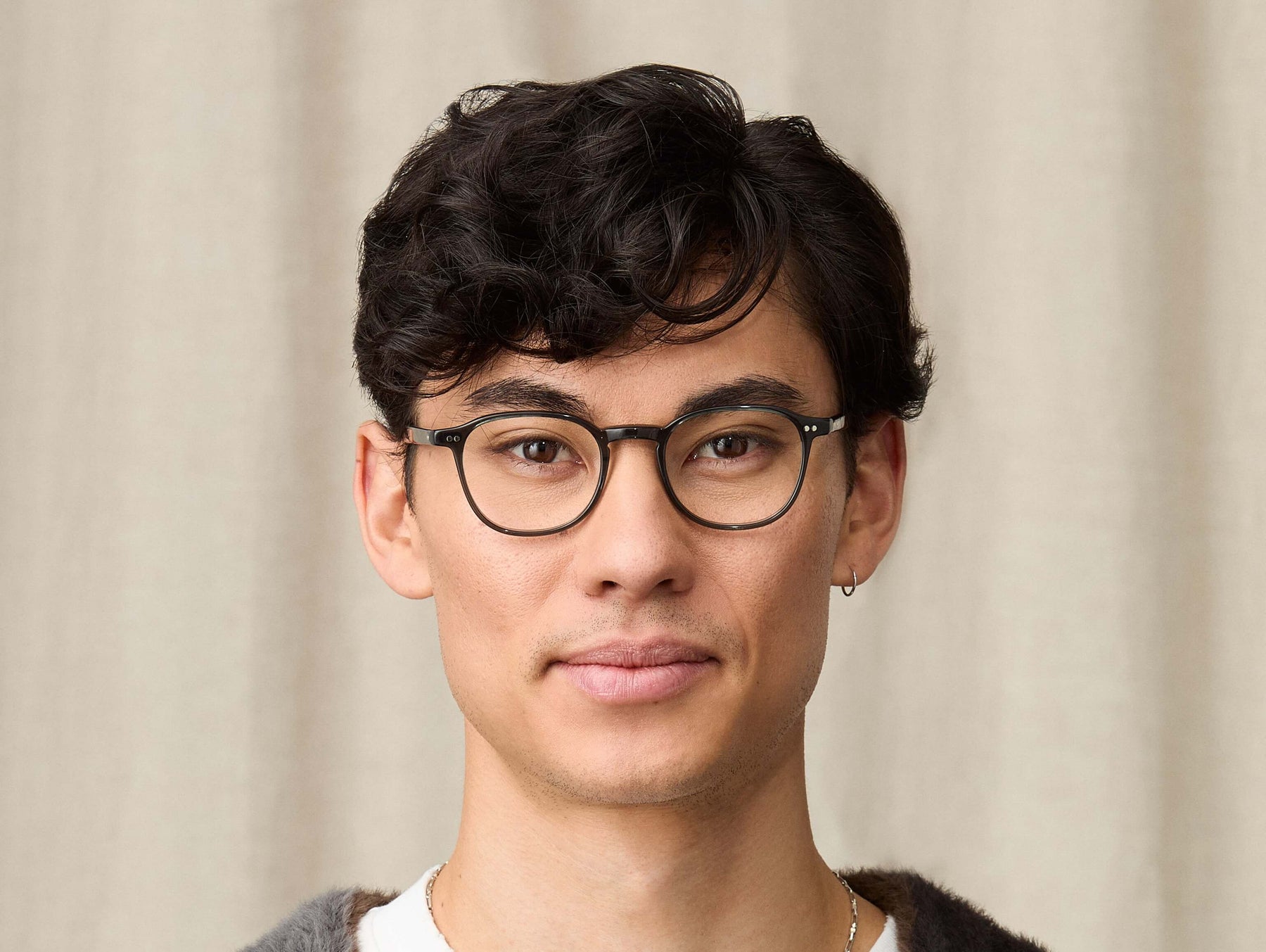 Model is wearing The ARTHUR in size 48 in Dark Grey Model is wearing The ARTHUR in size 48 in Dark Grey