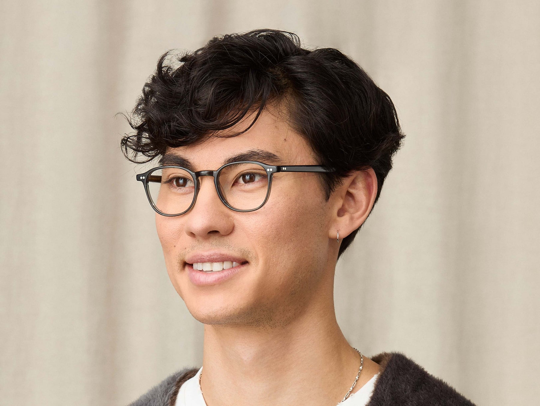 Model is wearing The ARTHUR in size 48 in Dark Grey Model is wearing The ARTHUR in size 48 in Dark Grey