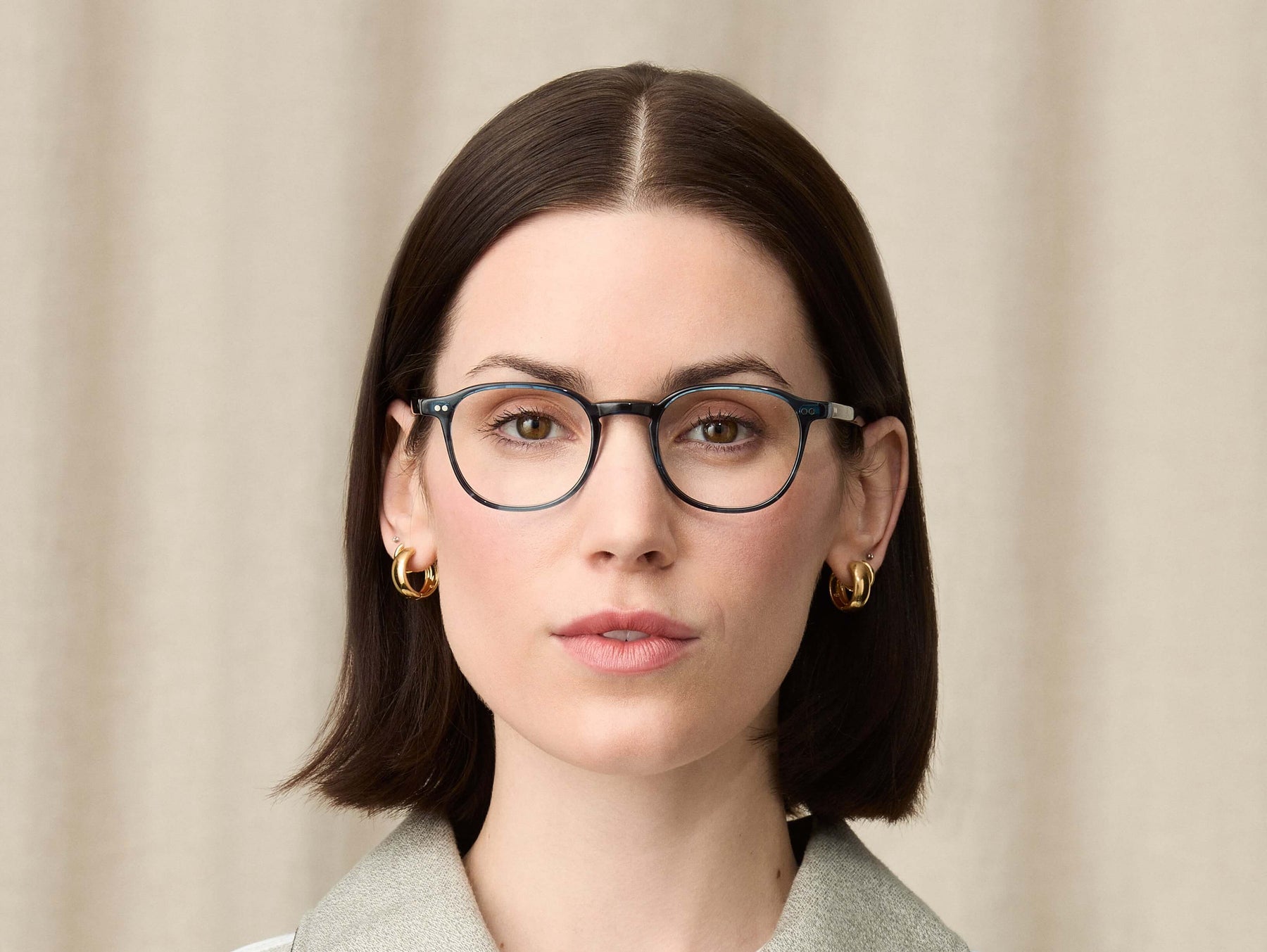 Model is wearing The ARTHUR in size 48 in Ink Model is wearing The ARTHUR in size 48 in Ink