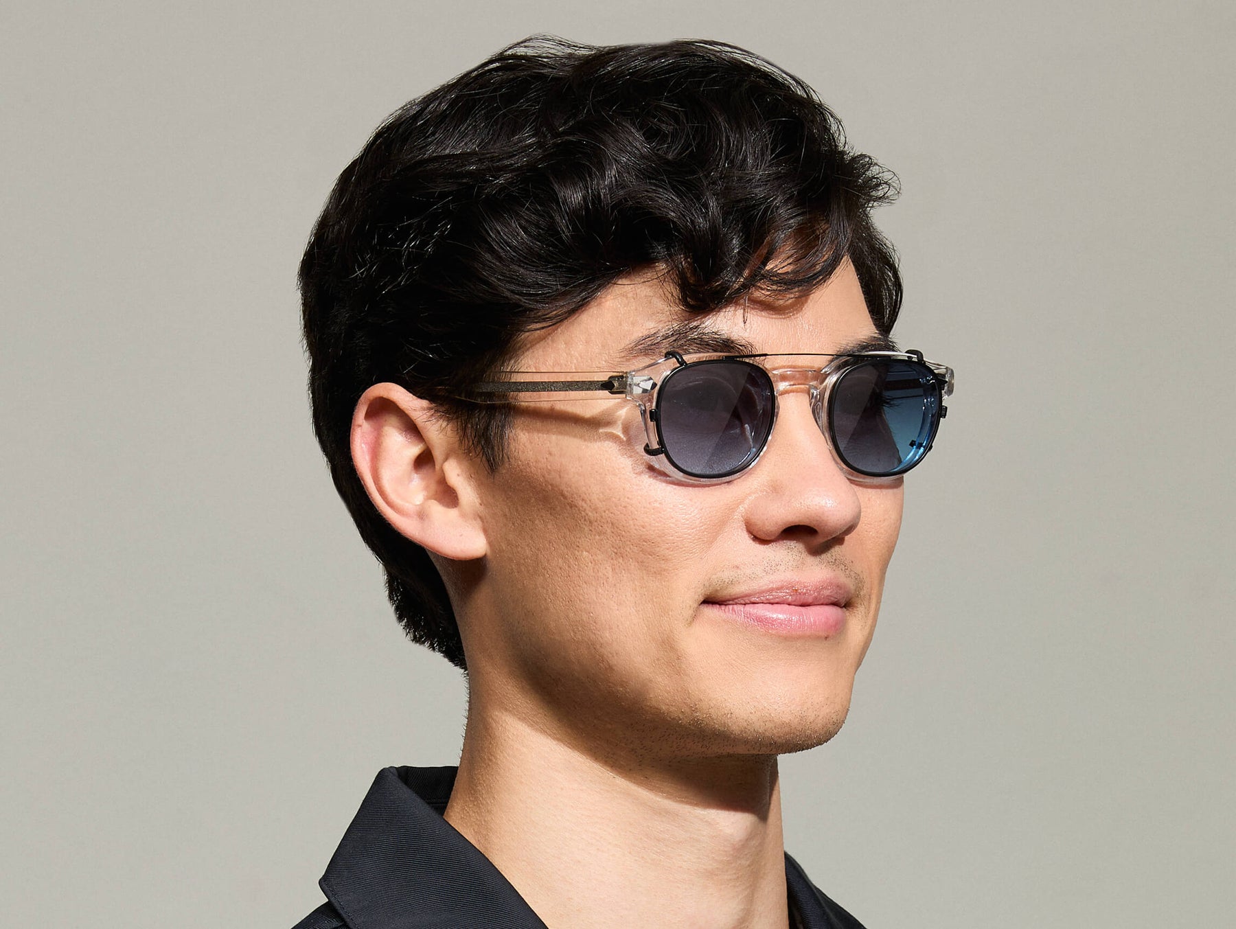 The Model is wearing The CLIPTOSH in Matte Black in size 46 with Denim Blue Tinted Lenses The Model is wearing The CLIPTOSH in Matte Black in size 46 with Denim Blue Tinted Lenses