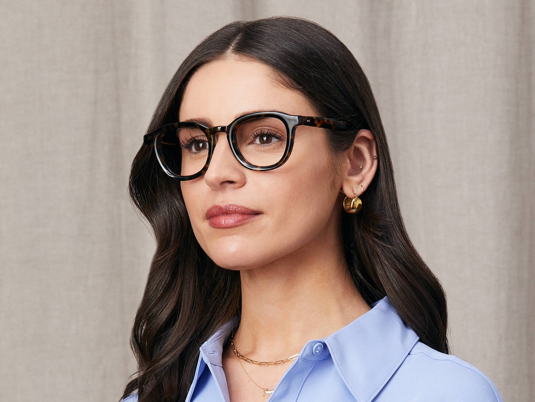 Model is wearing The DAHVEN in size 50 in Tortoise Model is wearing The DAHVEN in size 50 in Tortoise