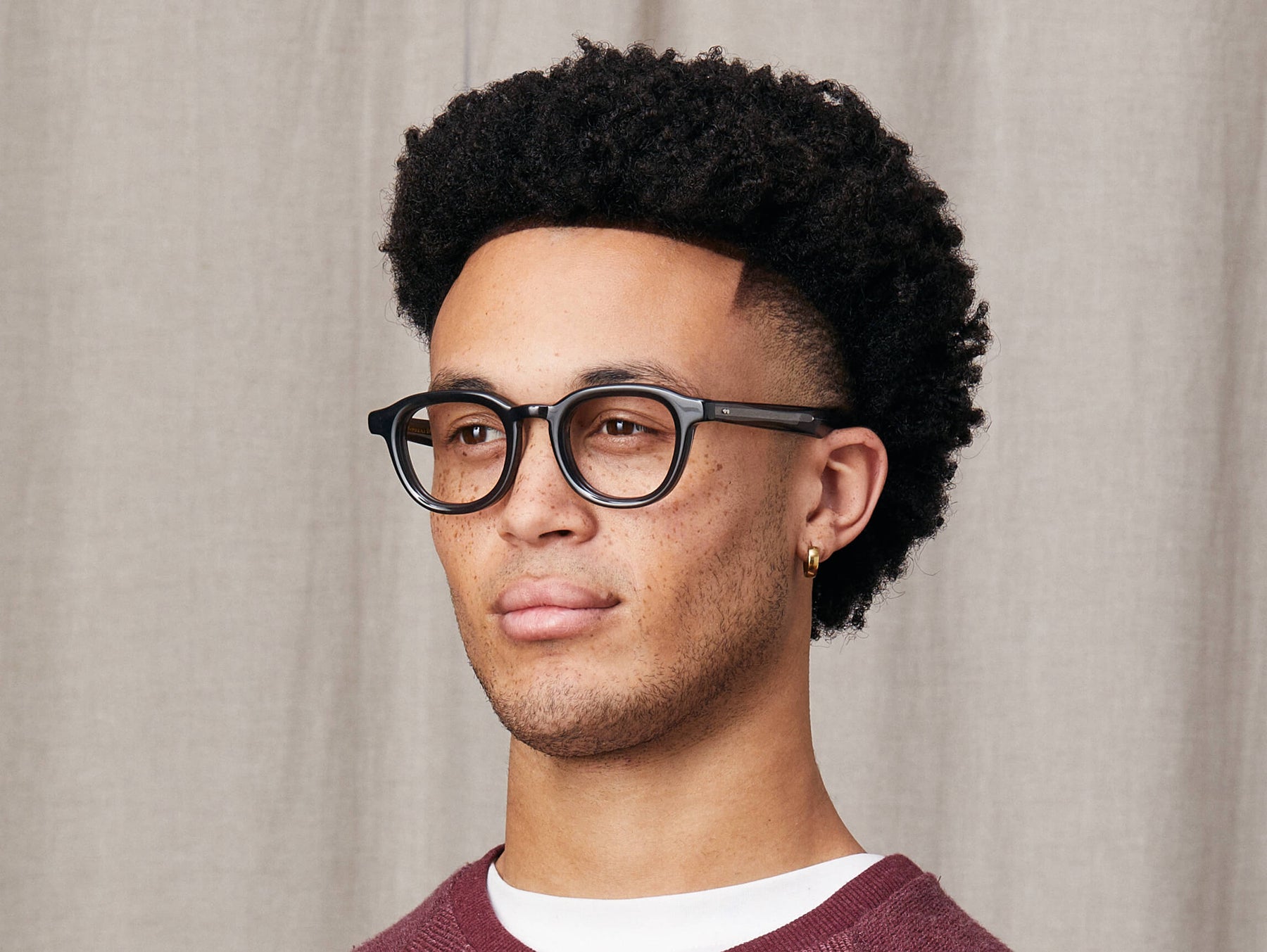 Model is wearing The DAHVEN in size 47 in Grey Model is wearing The DAHVEN in size 47 in Grey