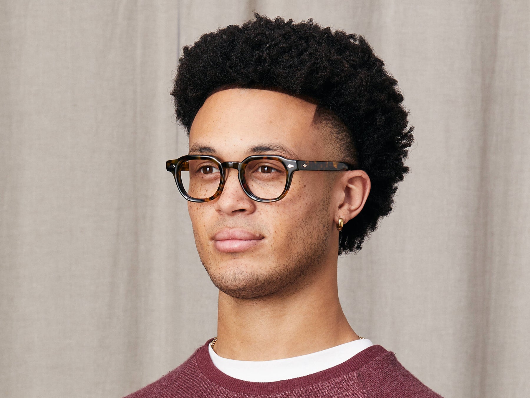 Model is wearing The DOLT in size 46 in Tortoise Model is wearing The DOLT in size 46 in Tortoise