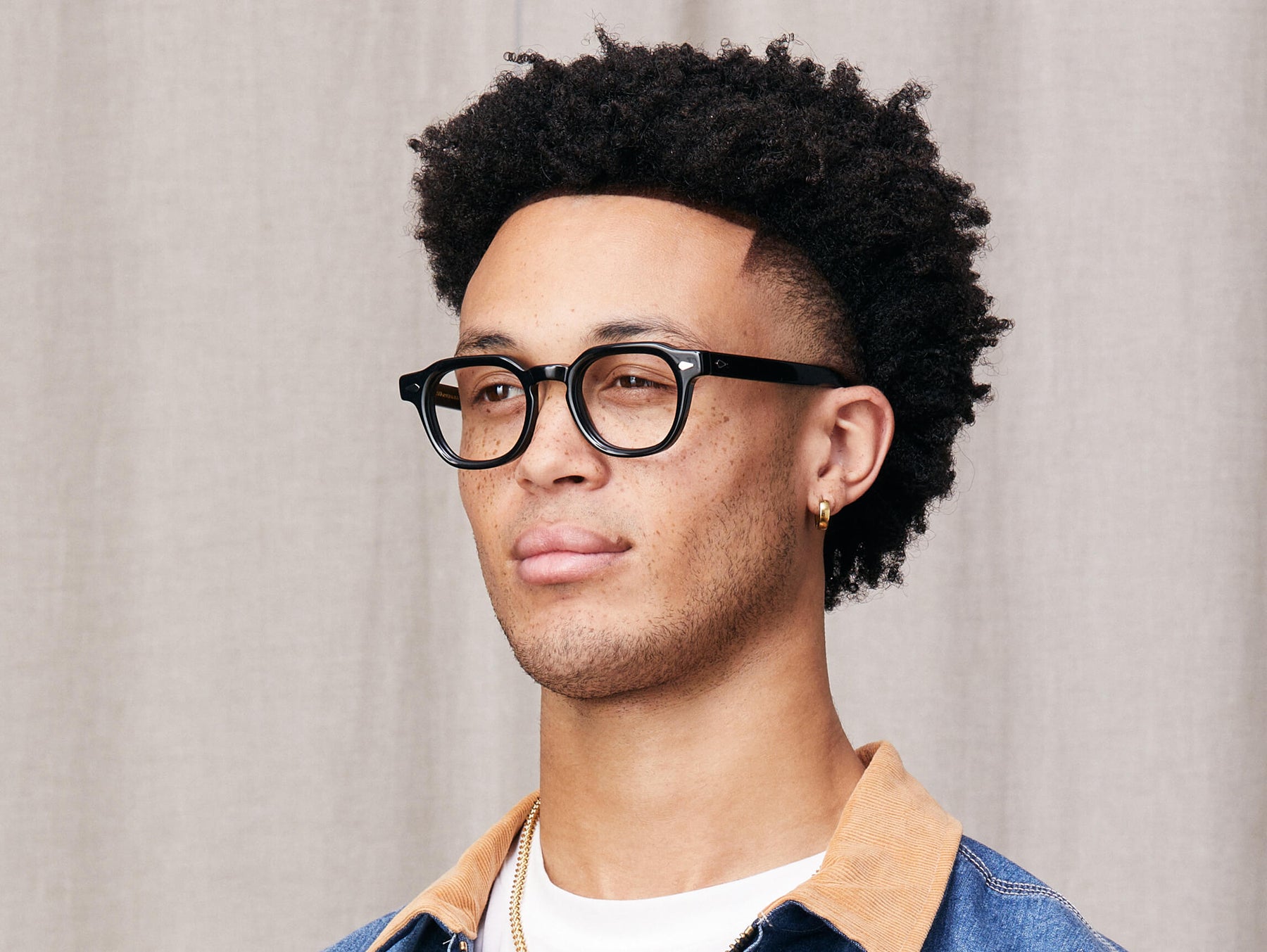 Model is wearing The DOLT in size 46 in Black Model is wearing The DOLT in size 46 in Black