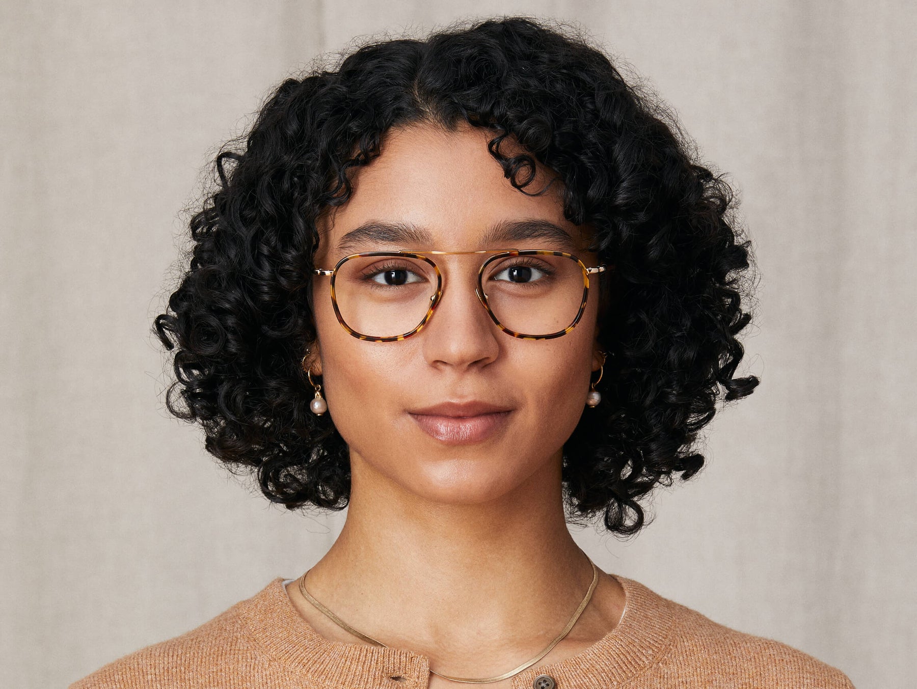 Model is wearing The FANAGLE in size 53 in Tortoise Model is wearing The FANAGLE in size 53 in Tortoise