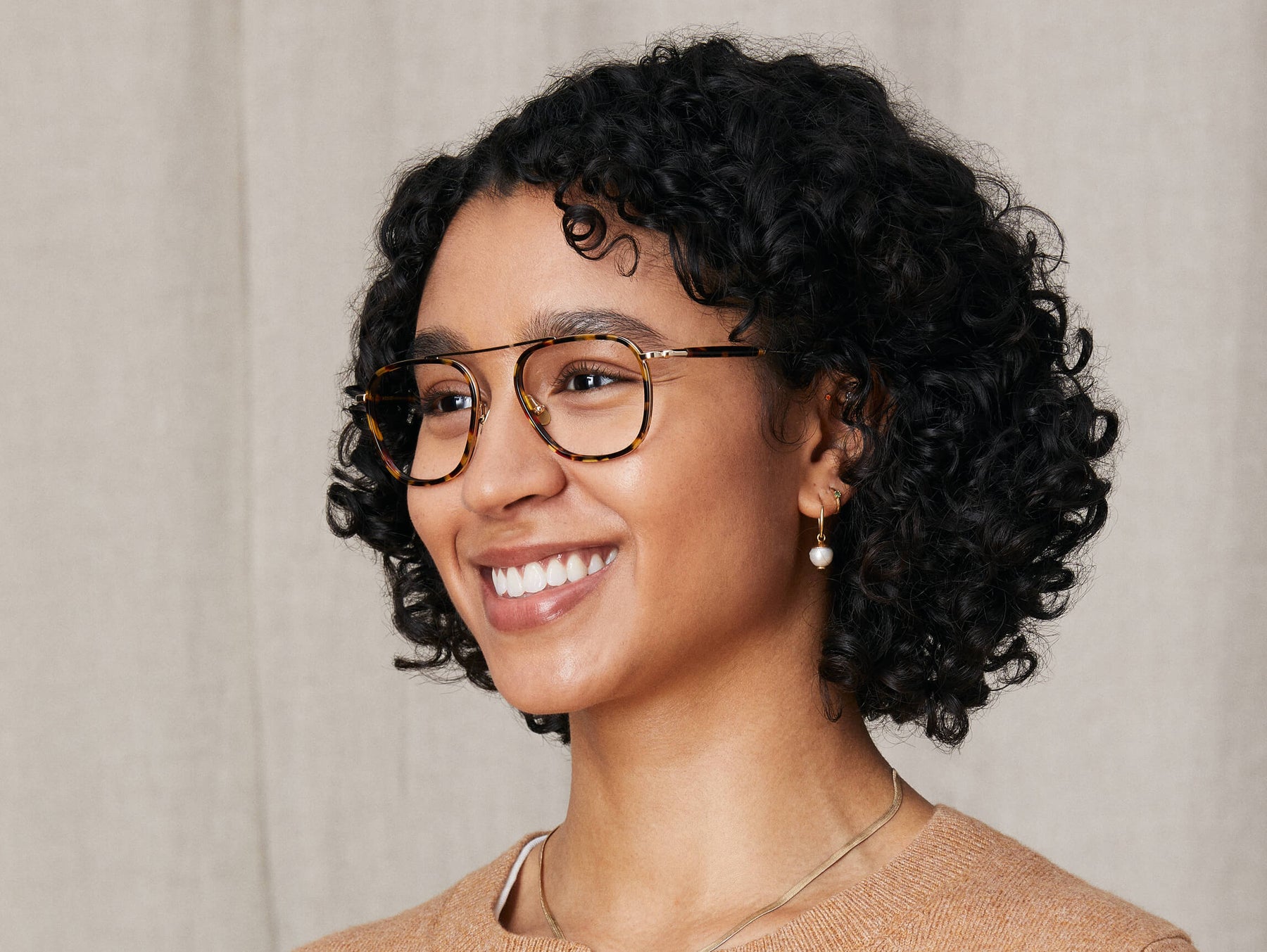 Model is wearing The FANAGLE in size 53 in Tortoise Model is wearing The FANAGLE in size 53 in Tortoise