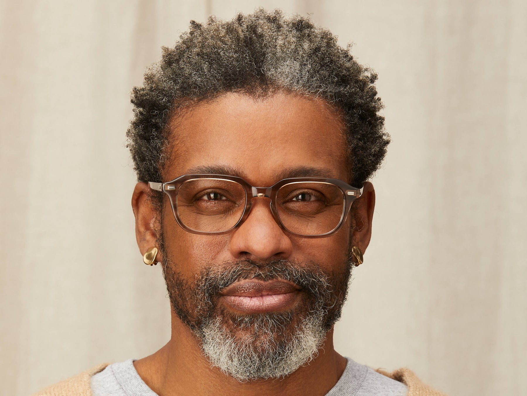 Model is wearing The GATKES in size 52 in Brown Ash Model is wearing The GATKES in size 52 in Brown Ash