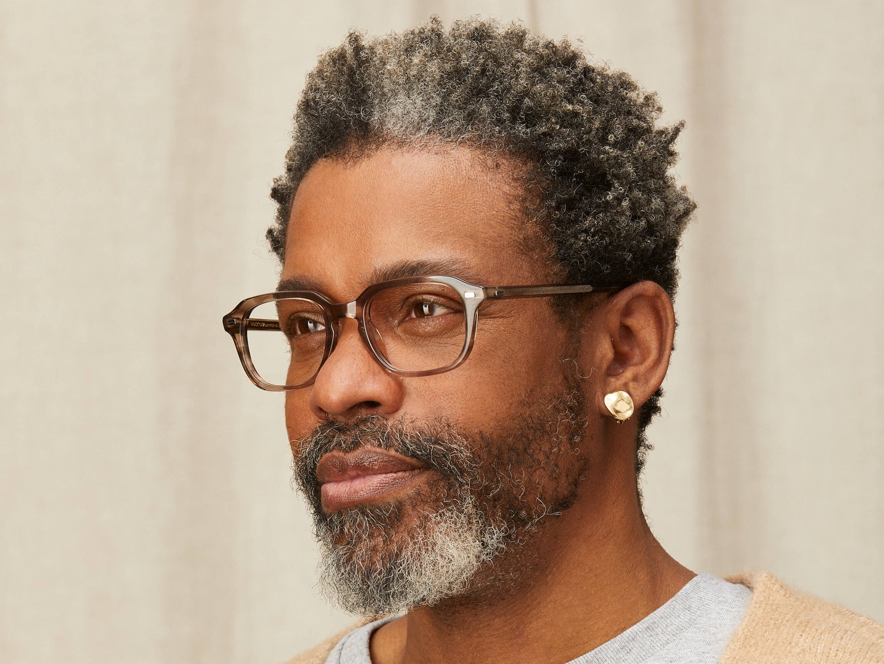 Model is wearing The GATKES in size 52 in Brown Ash Model is wearing The GATKES in size 52 in Brown Ash