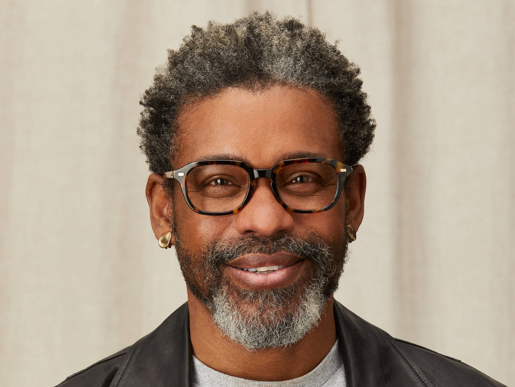 Model is wearing The GATKES in size 52 in Tortoise Model is wearing The GATKES in size 52 in Tortoise