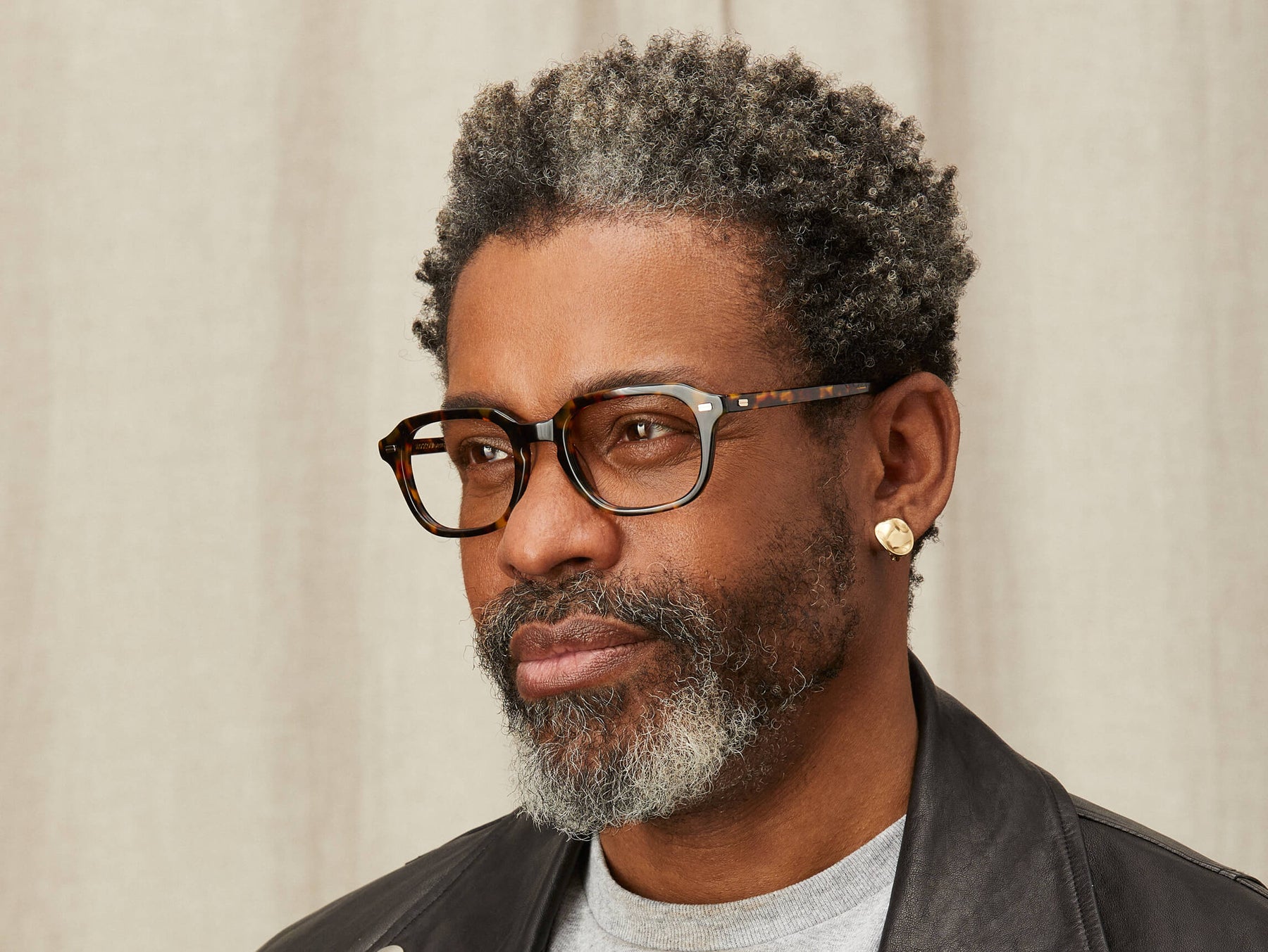 Model is wearing The GATKES in size 52 in Tortoise Model is wearing The GATKES in size 52 in Tortoise