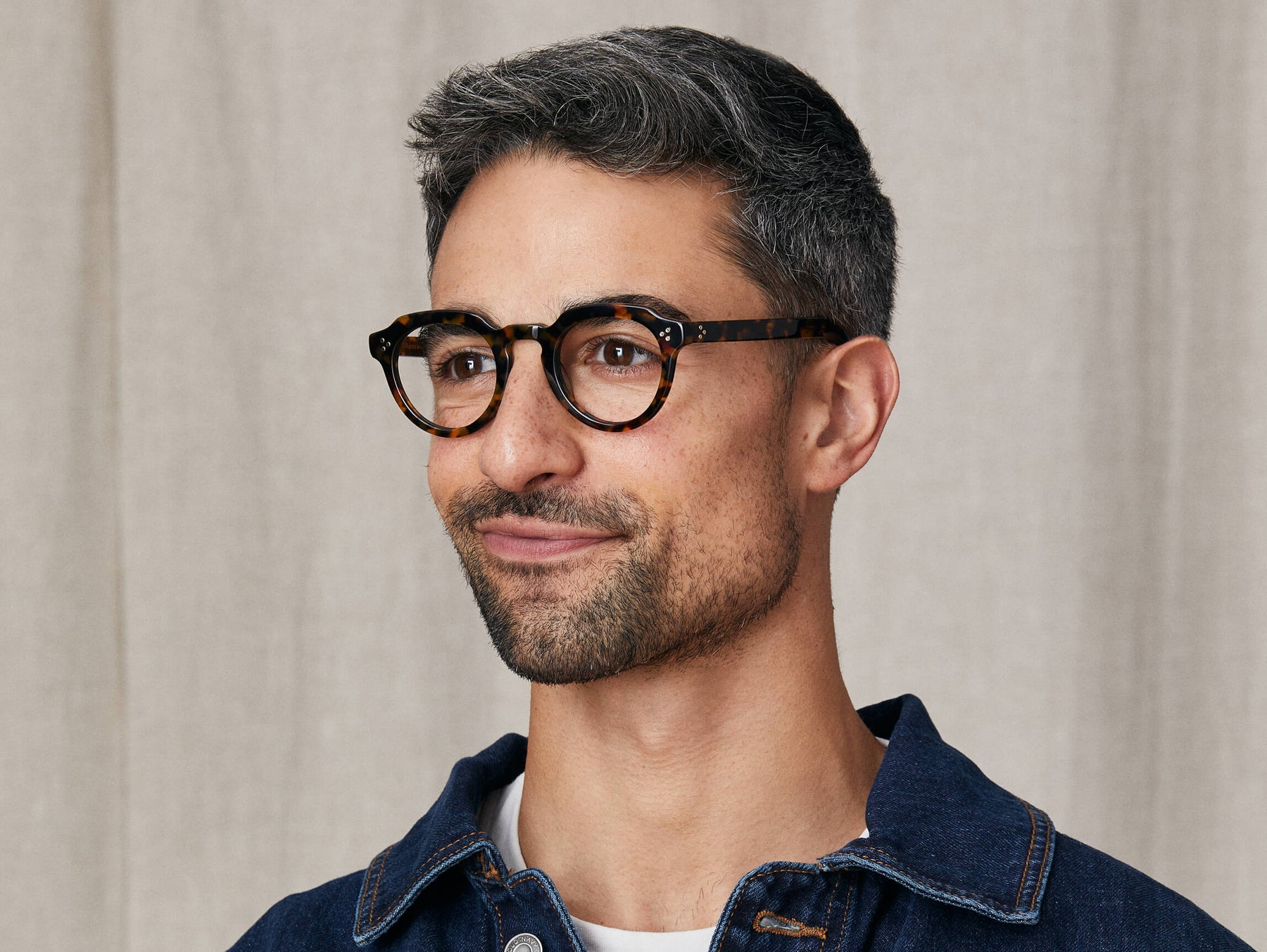 Model is wearing The GAVOLT in size 45 in Tortoise Model is wearing The GAVOLT in size 45 in Tortoise