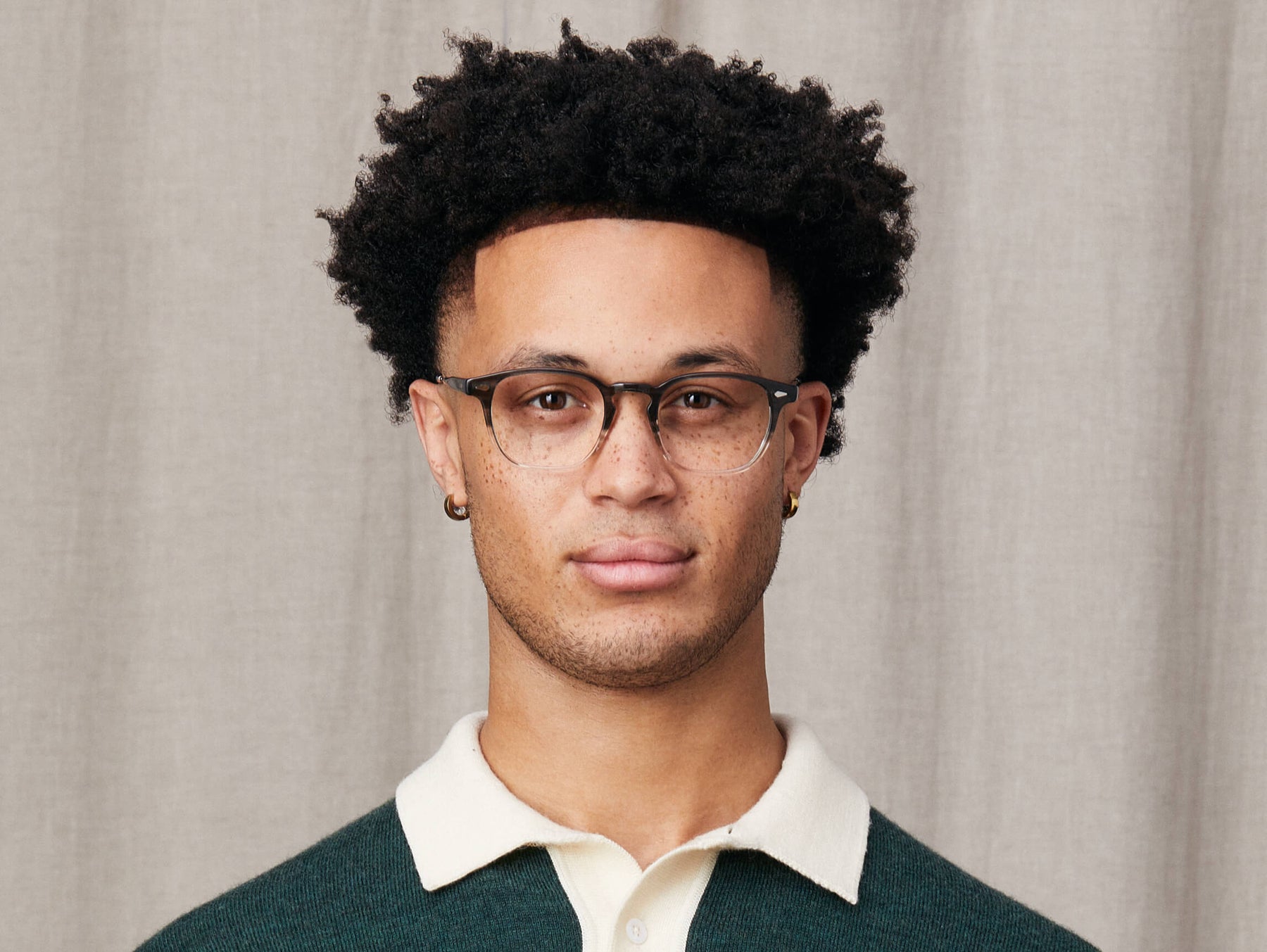 Model is wearing The GENUG in size 47 in Charcoal Model is wearing The GENUG in size 47 in Charcoal