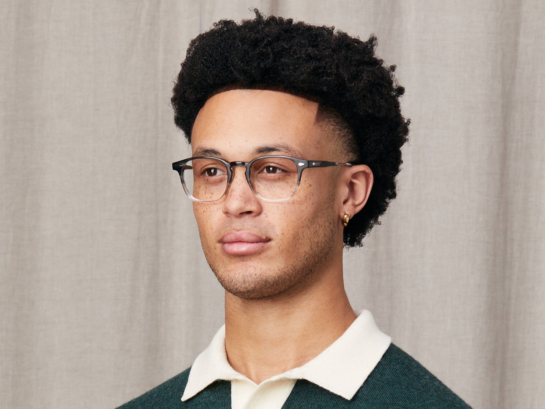 Model is wearing The GENUG in size 47 in Charcoal Model is wearing The GENUG in size 47 in Charcoal