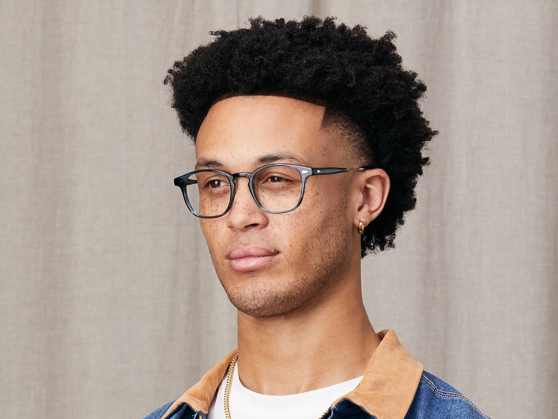 Model is wearing The GENUG in size 47 in Ink Model is wearing The GENUG in size 47 in Ink