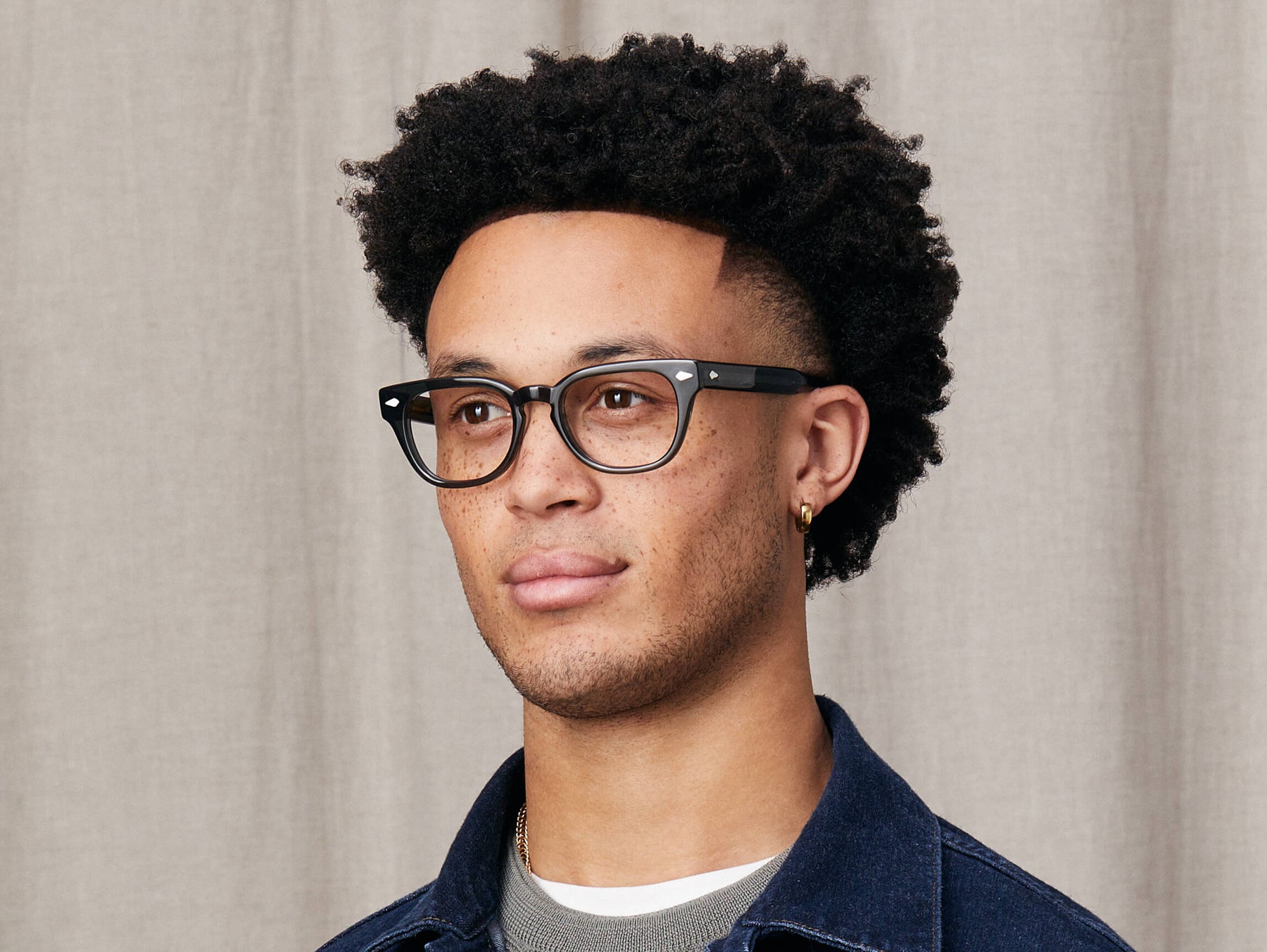 Model is wearing The HAZEN in size 50 in Dark Grey Model is wearing The HAZEN in size 50 in Dark Grey