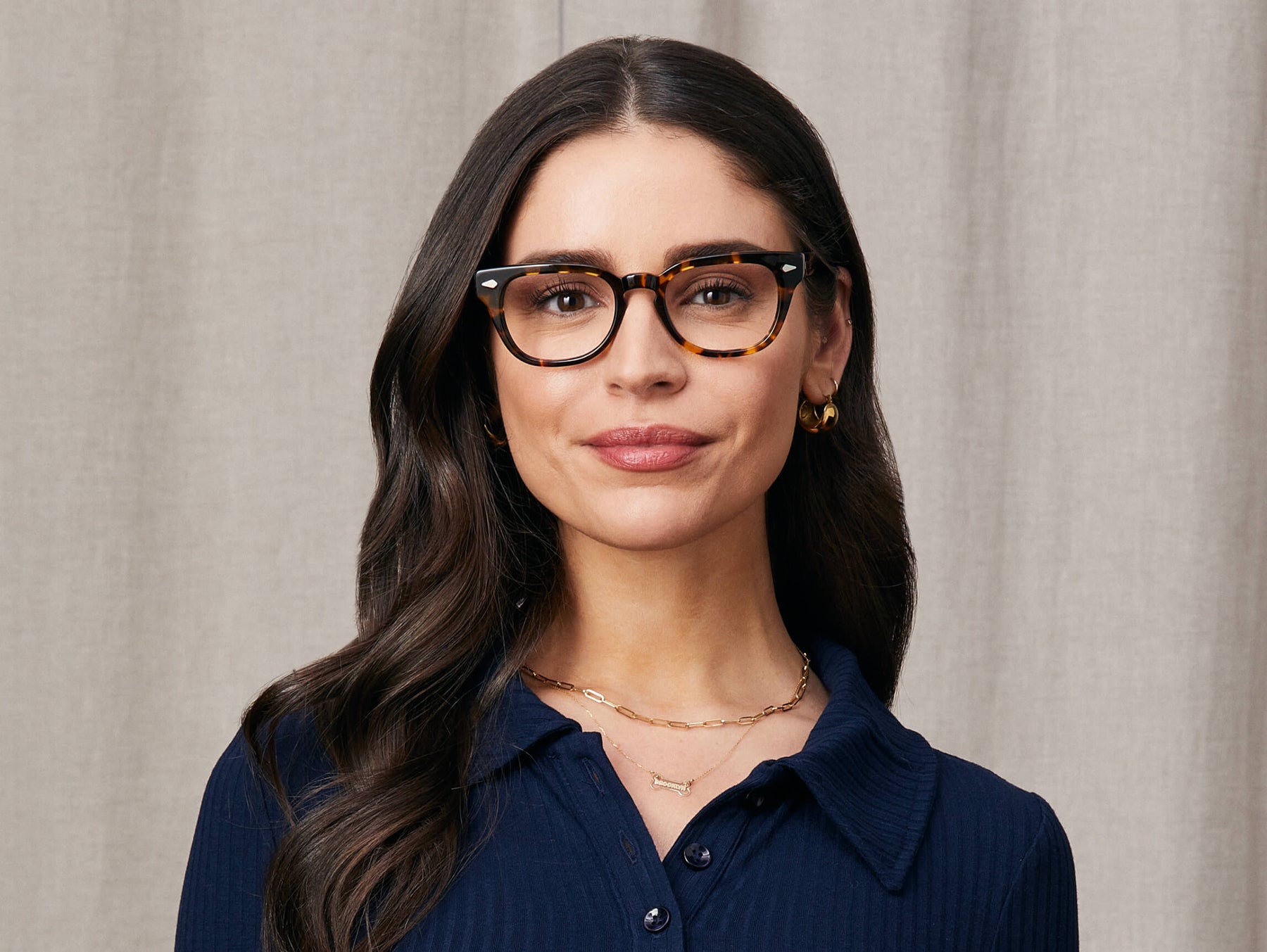 Model is wearing The HAZEN in size 50 in Classic Havana Model is wearing The HAZEN in size 50 in Classic Havana