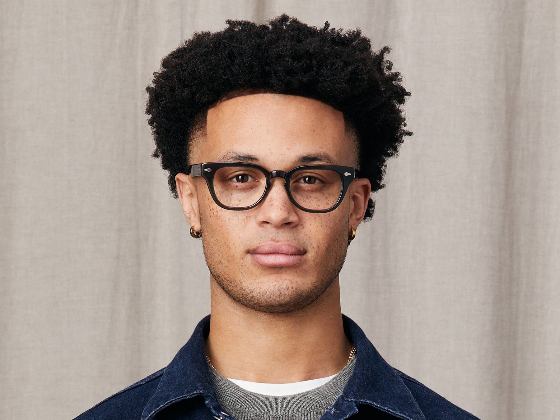 Model is wearing The HAZEN in size 50 in Dark Grey Model is wearing The HAZEN in size 50 in Dark Grey