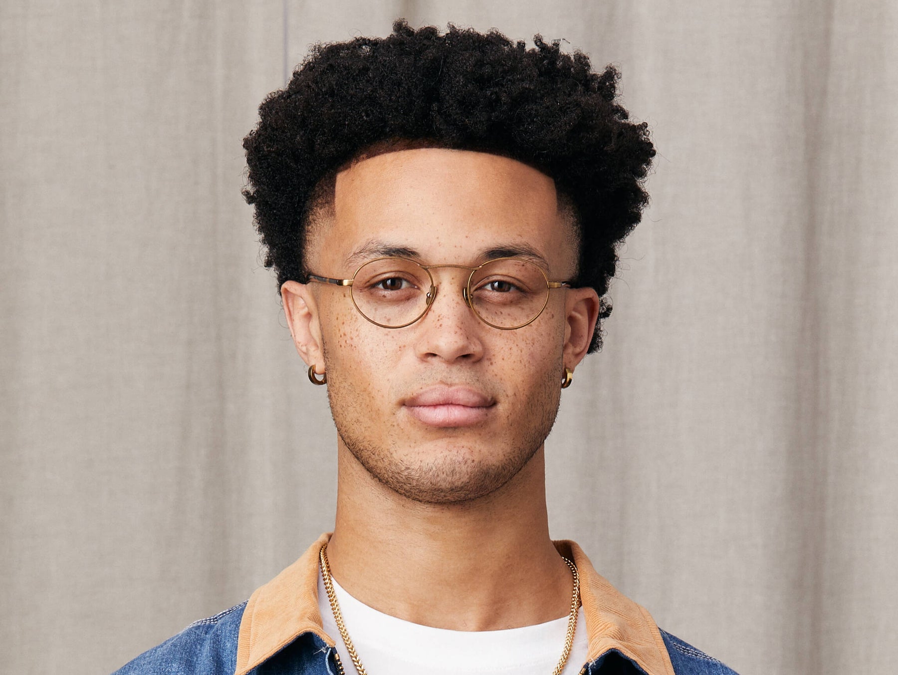 Model is wearing The KANAKA in size 49 in Antique Gold/Tortoise Model is wearing The KANAKA in size 49 in Antique Gold/Tortoise