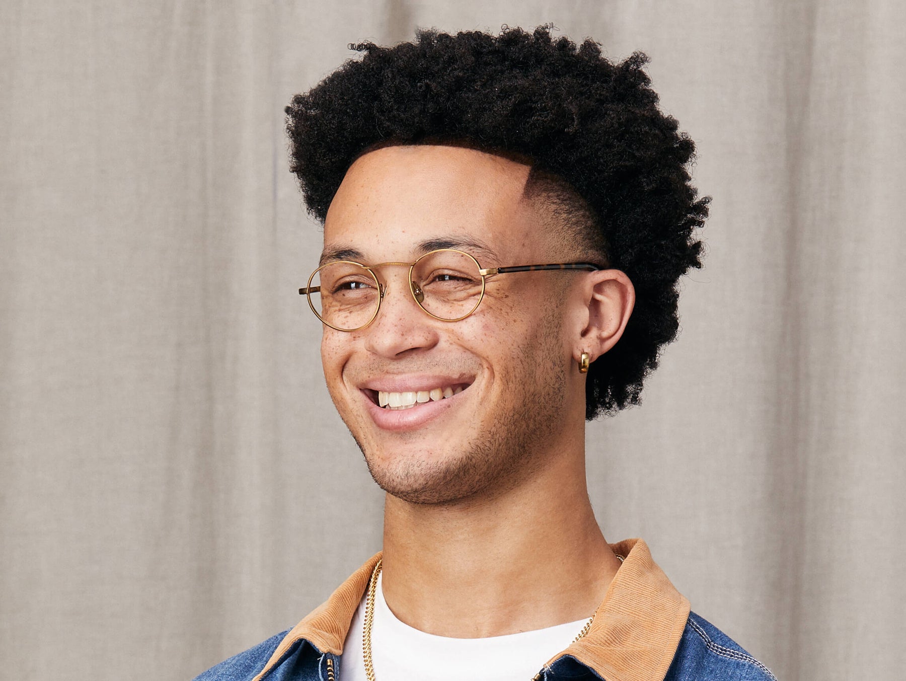 Model is wearing The KANAKA in size 49 in Antique Gold/Tortoise Model is wearing The KANAKA in size 49 in Antique Gold/Tortoise