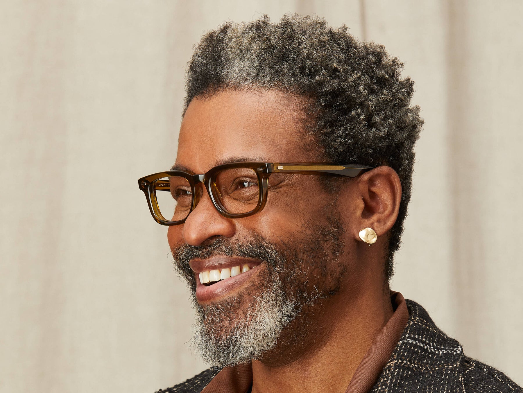 Model is wearing The KLUTZ in size 50 in Olive Brown Model is wearing The KLUTZ in size 50 in Olive Brown