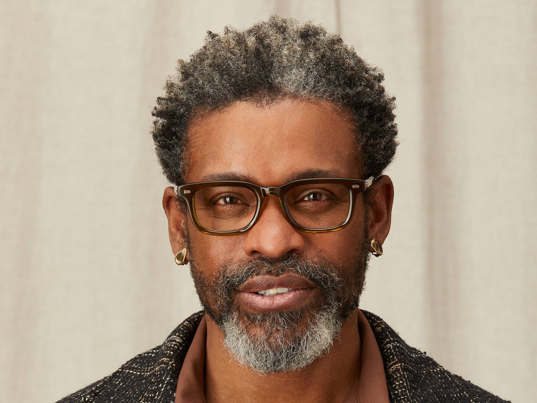 Model is wearing The KLUTZ in size 50 in Olive Brown Model is wearing The KLUTZ in size 50 in Olive Brown