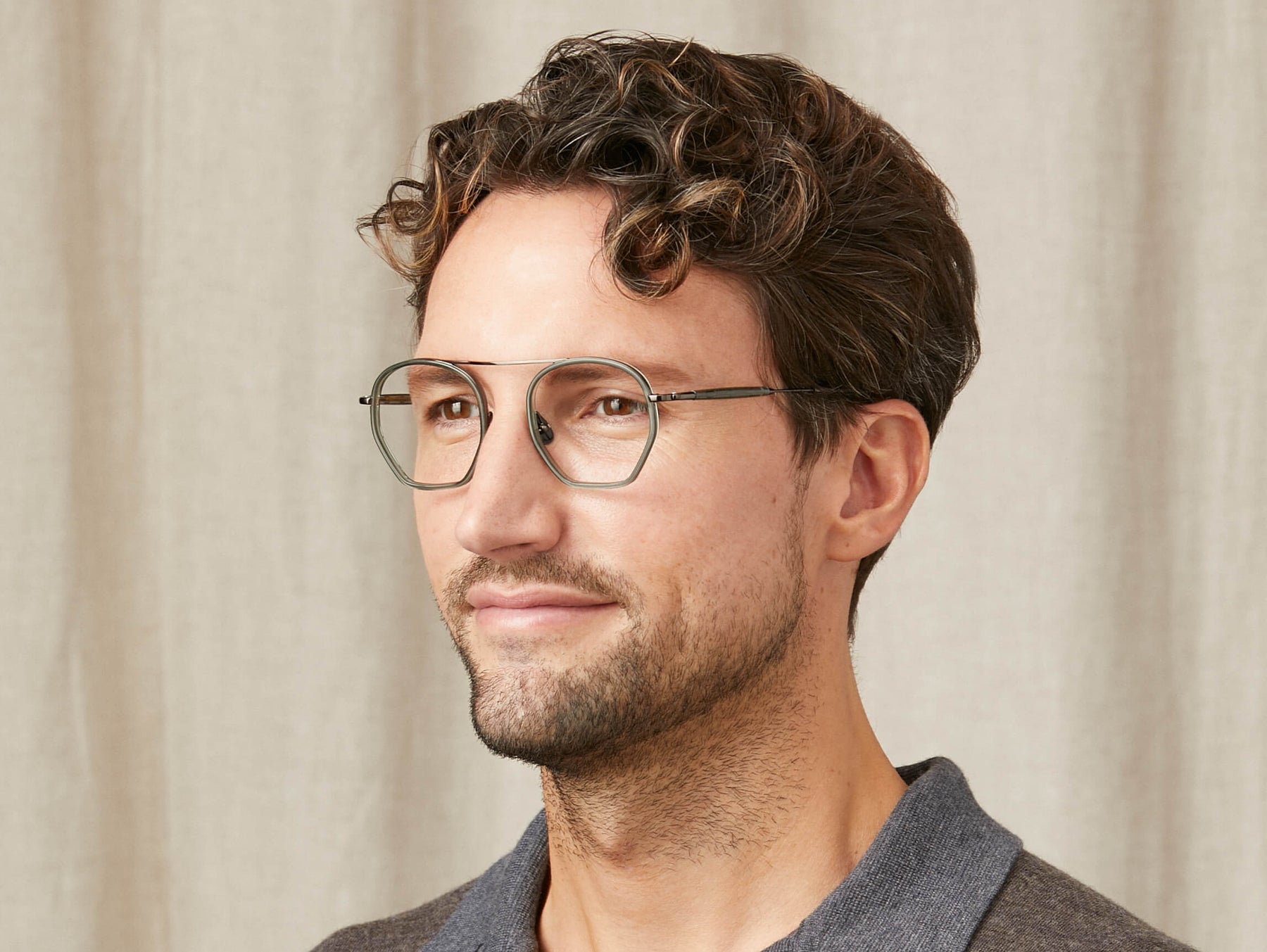 Model is wearing The KUGEL in size 49 in Pine Model is wearing The KUGEL in size 49 in Pine