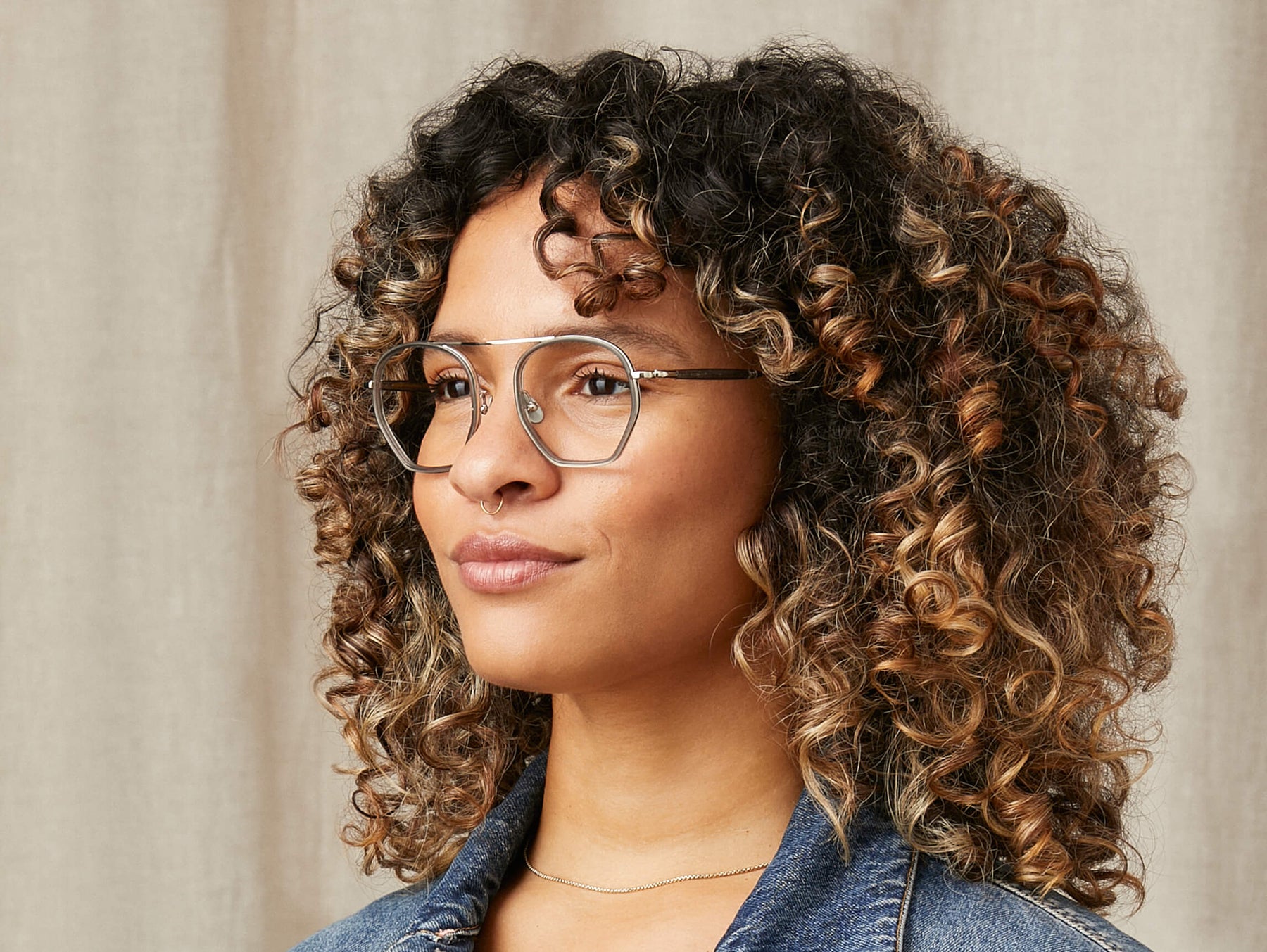 Model is wearing The KUGEL in size 49 in Grey Model is wearing The KUGEL in size 49 in Grey