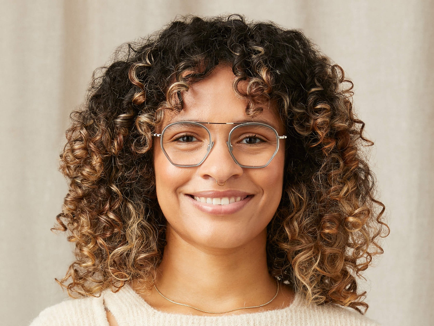 Model is wearing The KUGEL in size 49 in Light Blue Model is wearing The KUGEL in size 49 in Light Blue