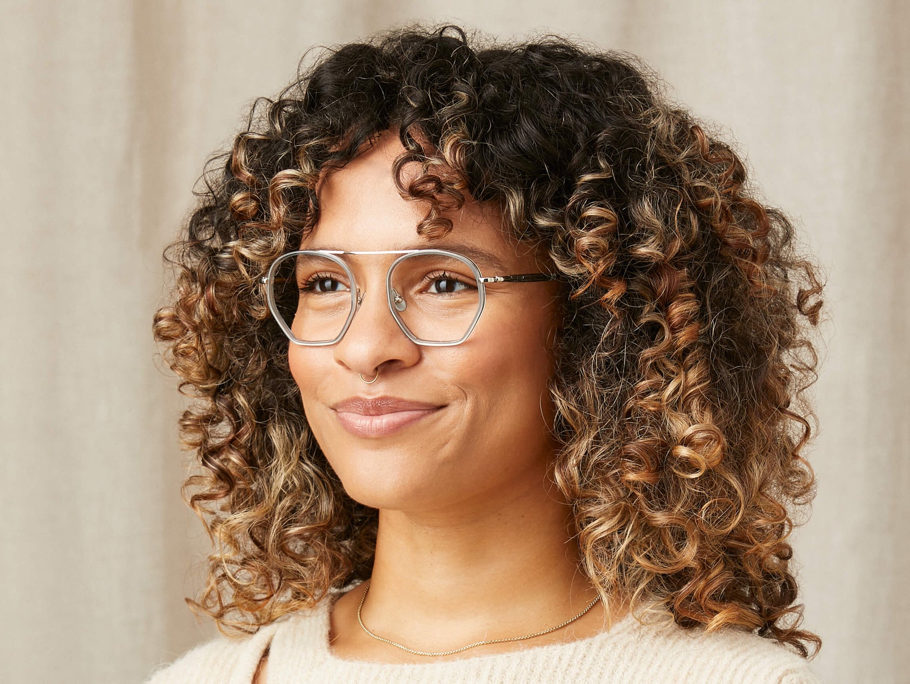 Model is wearing The KUGEL in size 49 in Light Blue Model is wearing The KUGEL in size 49 in Light Blue