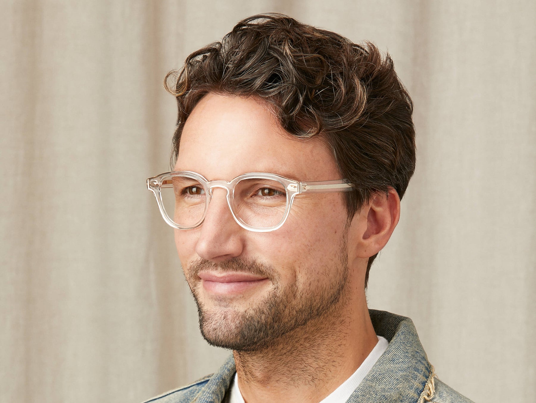 Model is wearing The LEMTOSH 110 in size 49 in 110 Crystal/Gold Model is wearing The LEMTOSH 110 in size 49 in 110 Crystal/Gold