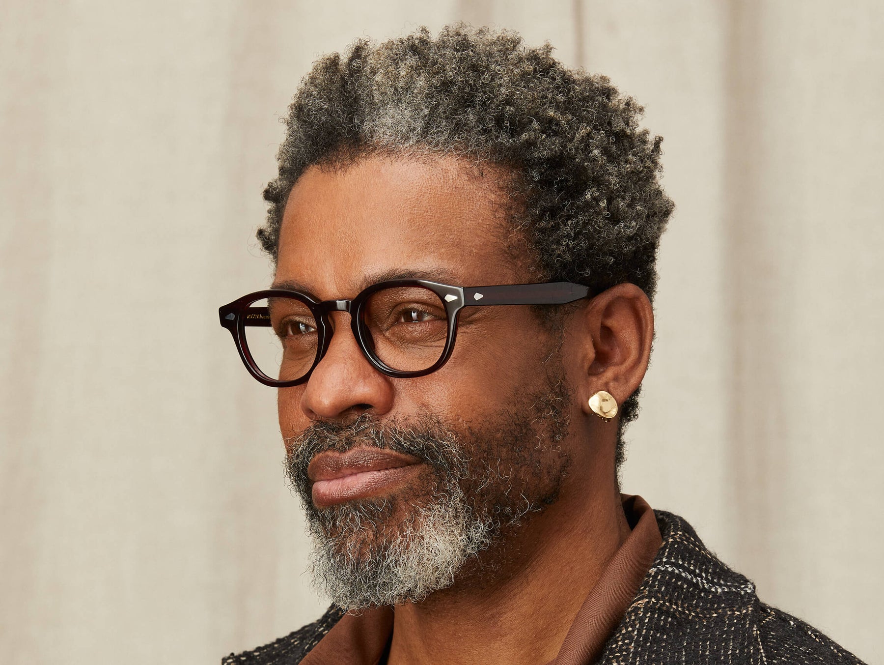 Model is wearing The LEMTOSH in size 49 in Burgundy Model is wearing The LEMTOSH in size 49 in Burgundy