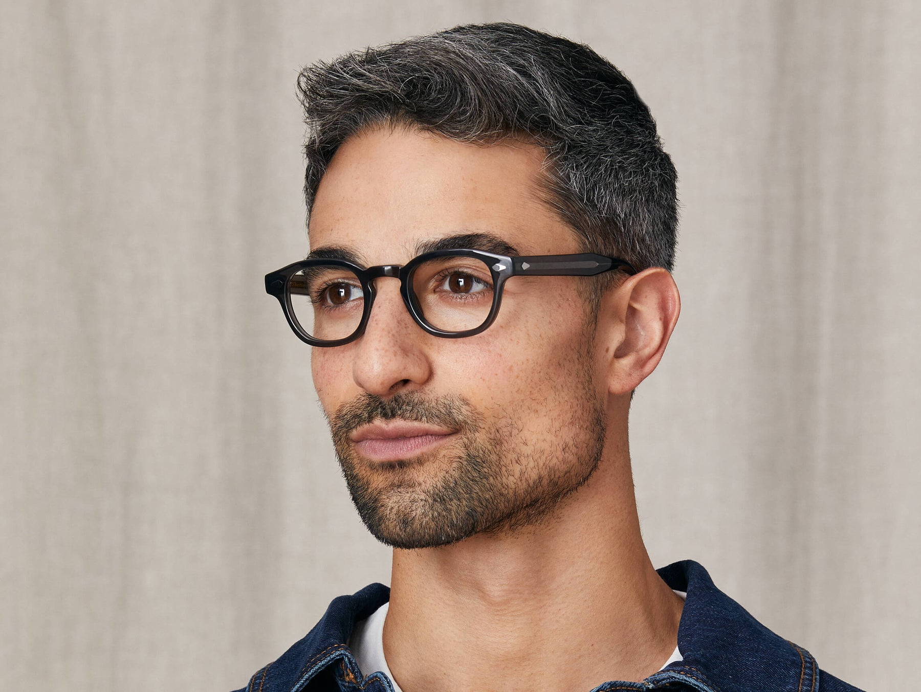 Model is wearing The LEMTOSH in size 44 in Grey Model is wearing The LEMTOSH in size 44 in Grey