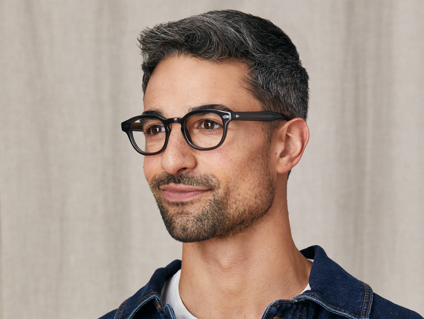 Model is wearing The LEMTOSH in size 46 in Grey Model is wearing The LEMTOSH in size 46 in Grey