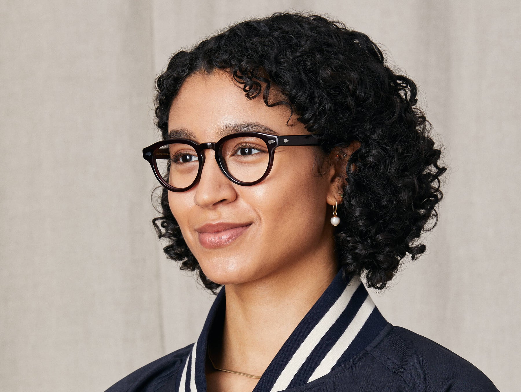 Model is wearing The MAYDELA in size 49 in Burgundy Model is wearing The MAYDELA in size 49 in Burgundy