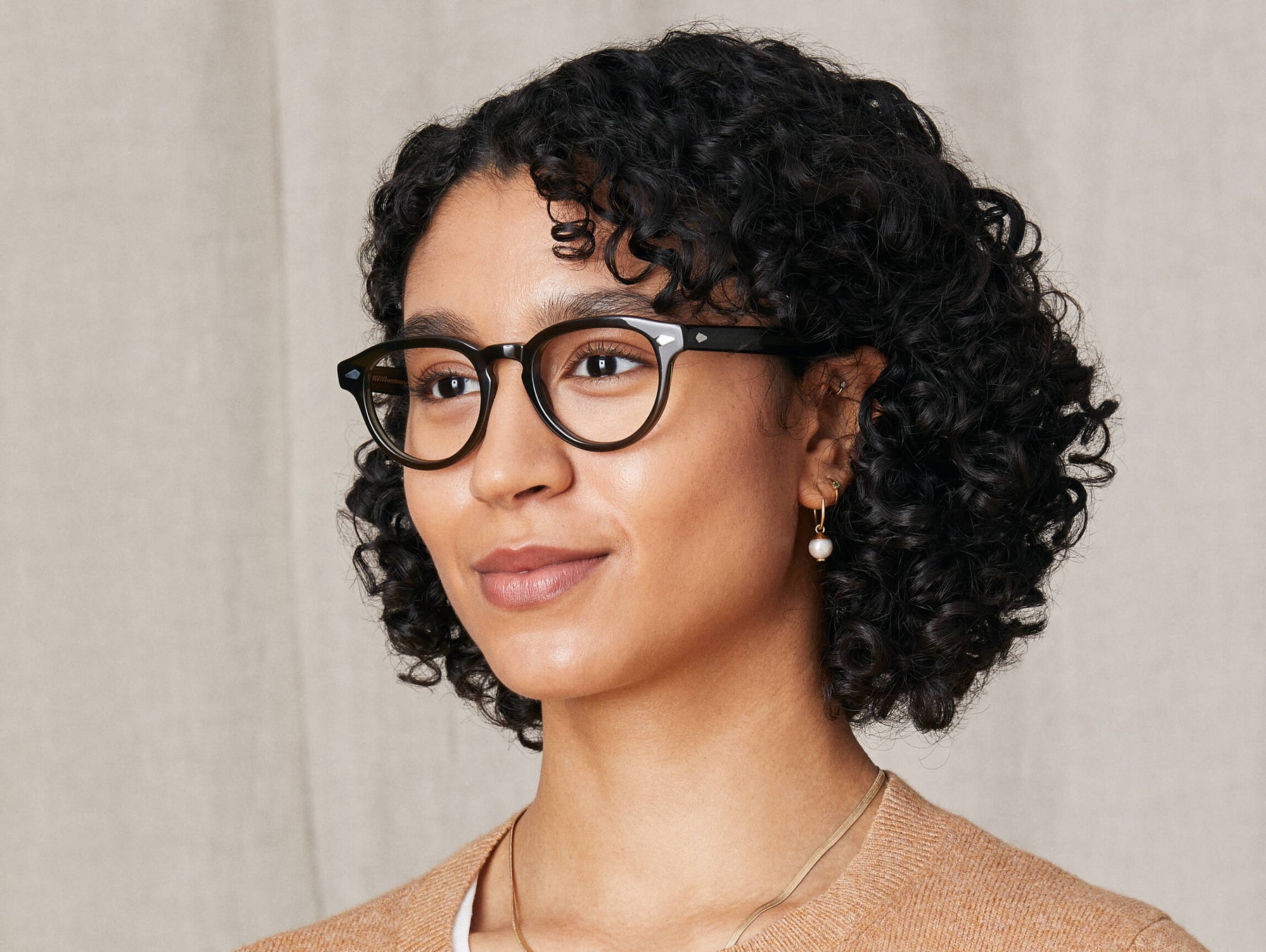 Model is wearing The MAYDELA in size 49 in Dark Green Model is wearing The MAYDELA in size 49 in Dark Green