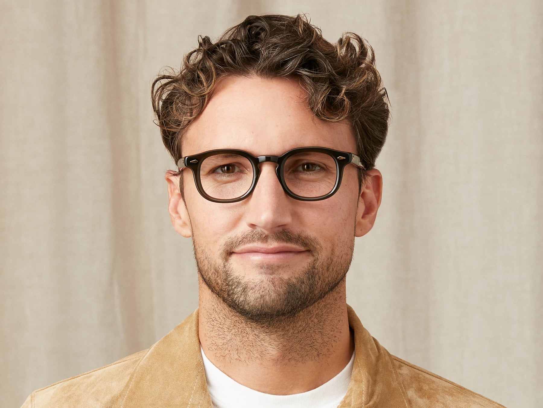 Model is wearing The MEKLER in size 46 in Dark Green Model is wearing The MEKLER in size 46 in Dark Green