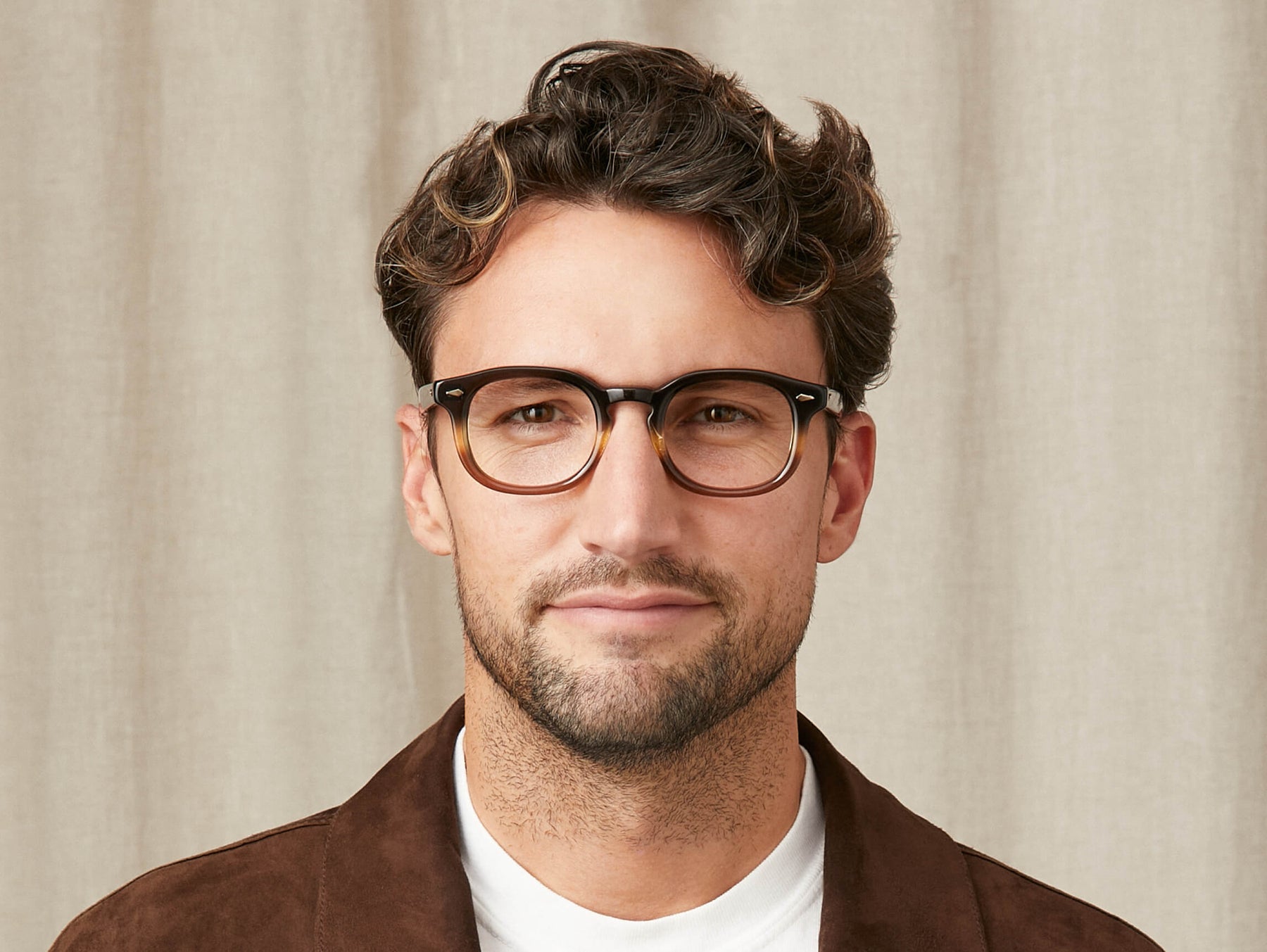 Model is wearing The MEKLER in size 46 in Grey-Brown Fade Model is wearing The MEKLER in size 46 in Grey-Brown Fade