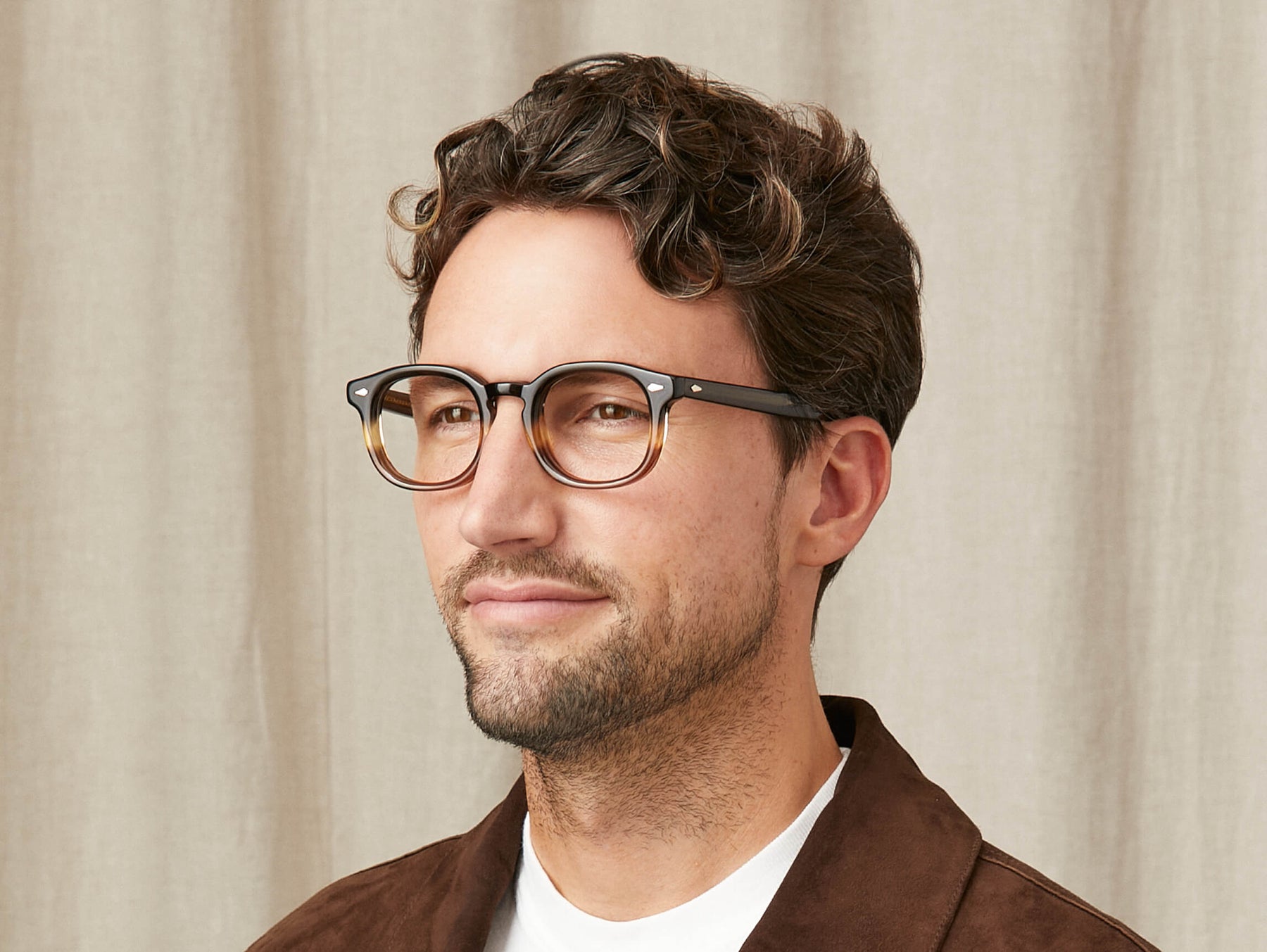 Model is wearing The MEKLER in size 46 in Grey-Brown Fade Model is wearing The MEKLER in size 46 in Grey-Brown Fade