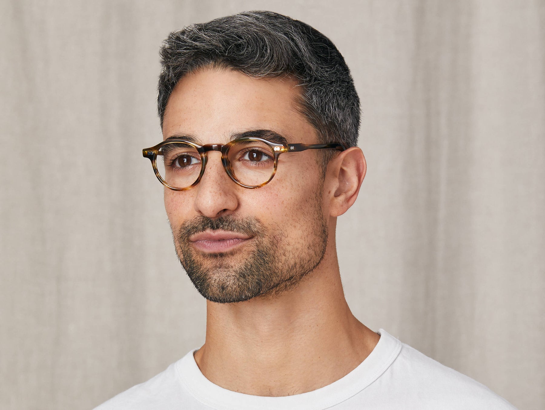 Model is wearing The MILTZEN in size 44 in Bamboo Model is wearing The MILTZEN in size 44 in Bamboo