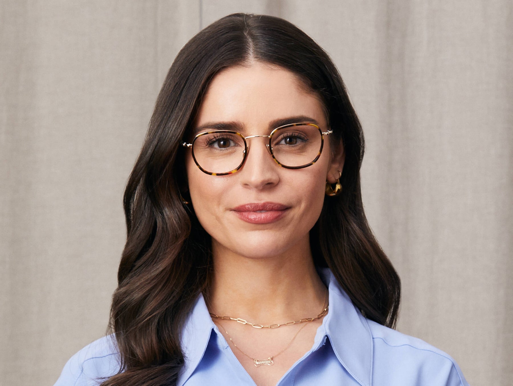 Model is wearing The MOSHA in size 49 in Tortoise/Gold Model is wearing The MOSHA in size 49 in Tortoise/Gold