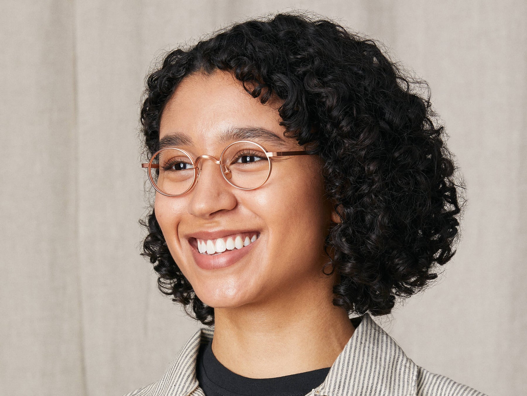 Model is wearing The MOYEL in size 44 in Rose Model is wearing The MOYEL in size 44 in Rose