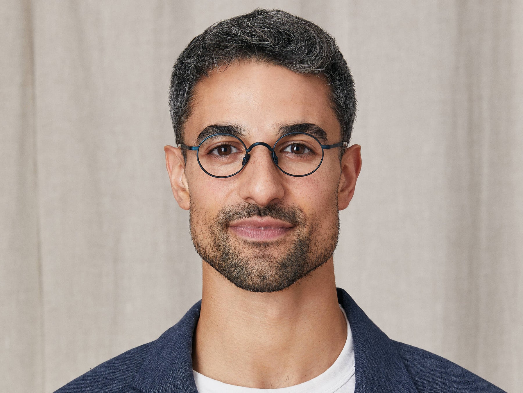 Model is wearing The MOYEL in size 44 in Navy Model is wearing The MOYEL in size 44 in Navy