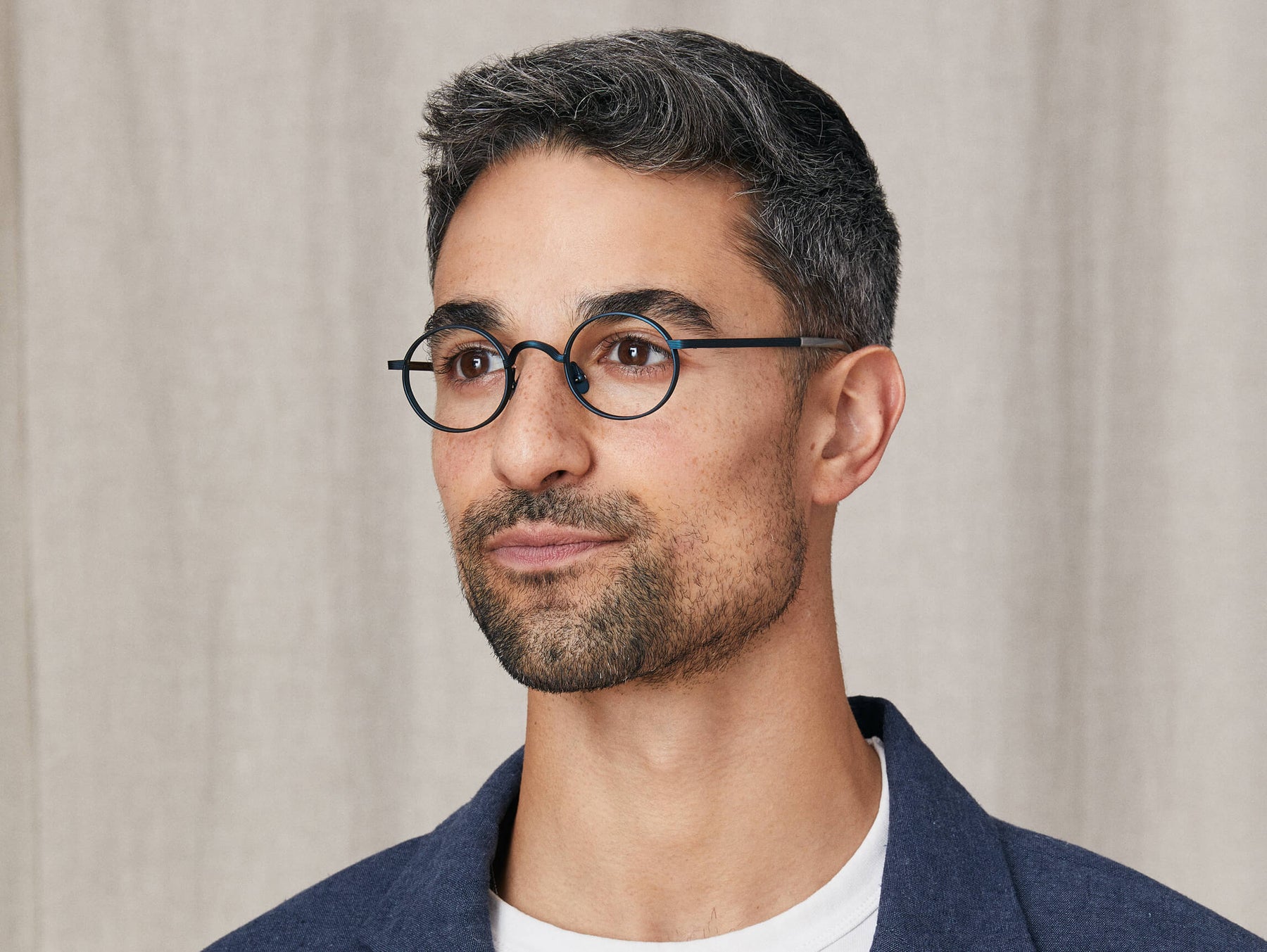 Model is wearing The MOYEL in size 44 in Navy Model is wearing The MOYEL in size 44 in Navy