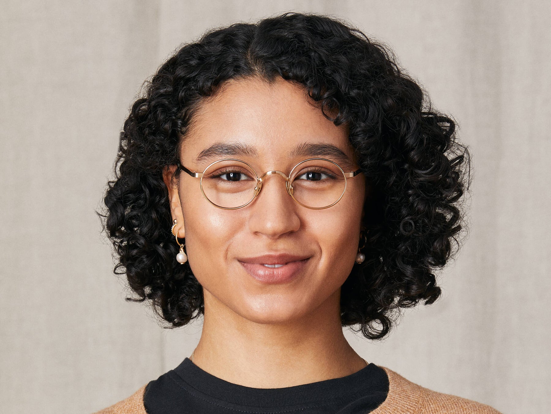 Model is wearing The MOYEL in size 44 in Gold Model is wearing The MOYEL in size 44 in Gold