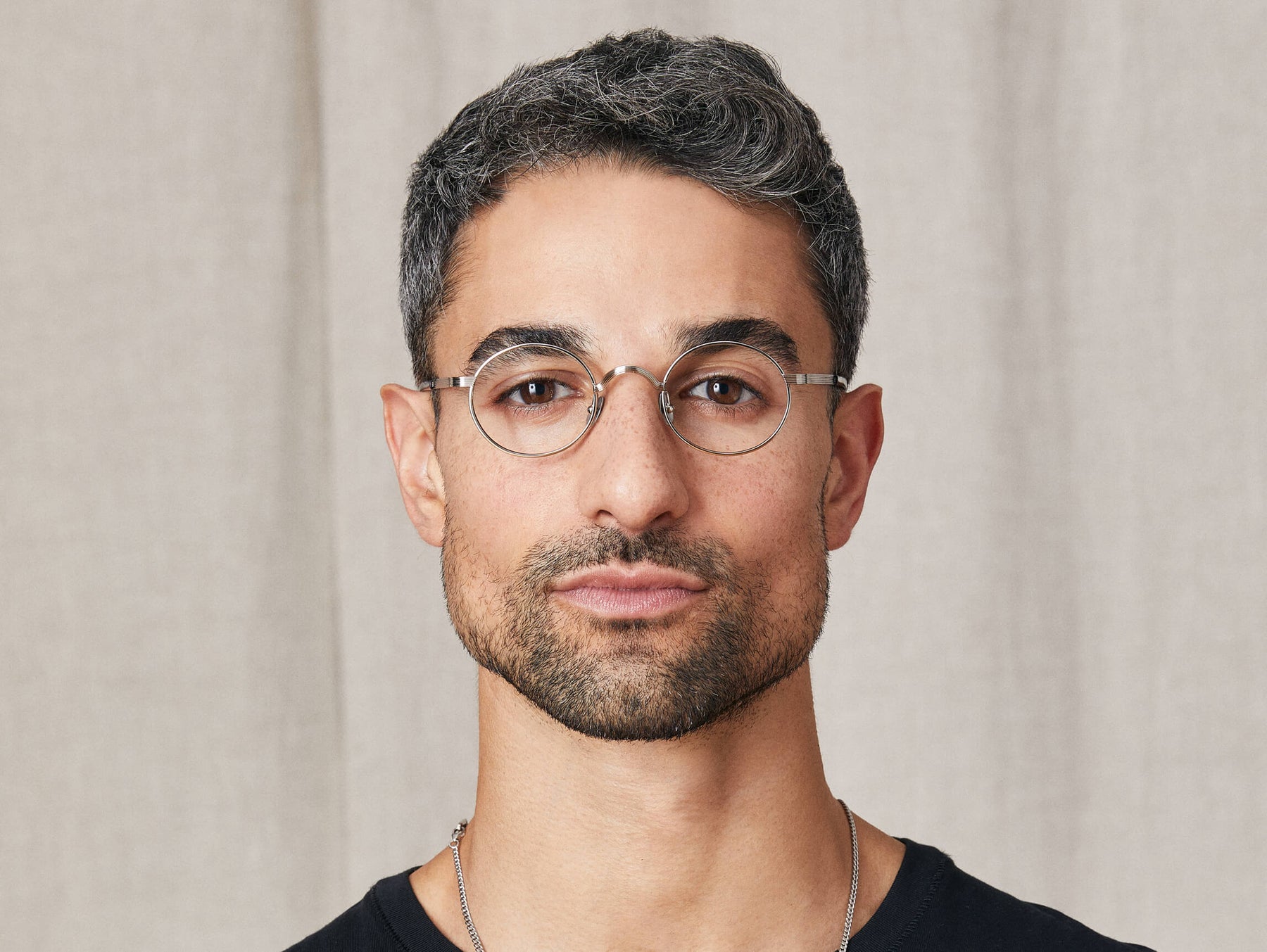 Model is wearing The MOYEL in size 44 in Silver Model is wearing The MOYEL in size 44 in Silver